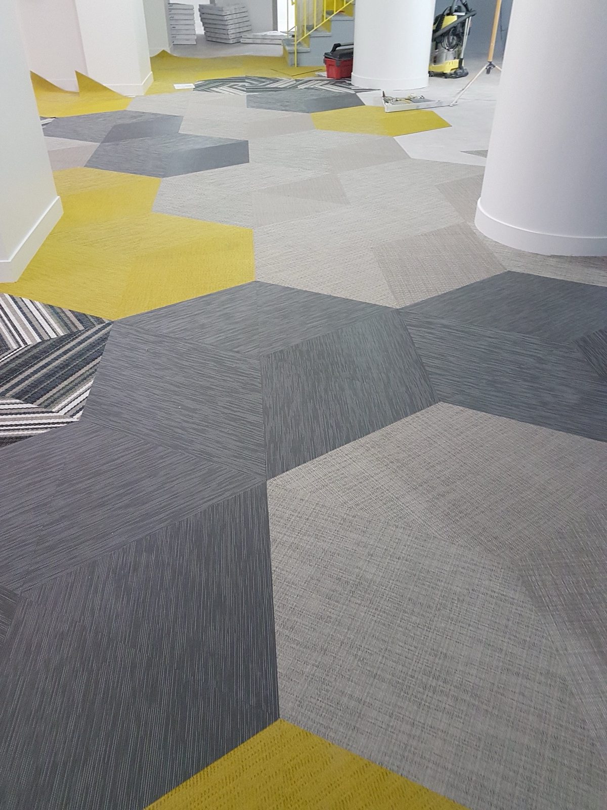 Revêtement tissé : hexagones jaunes et gris