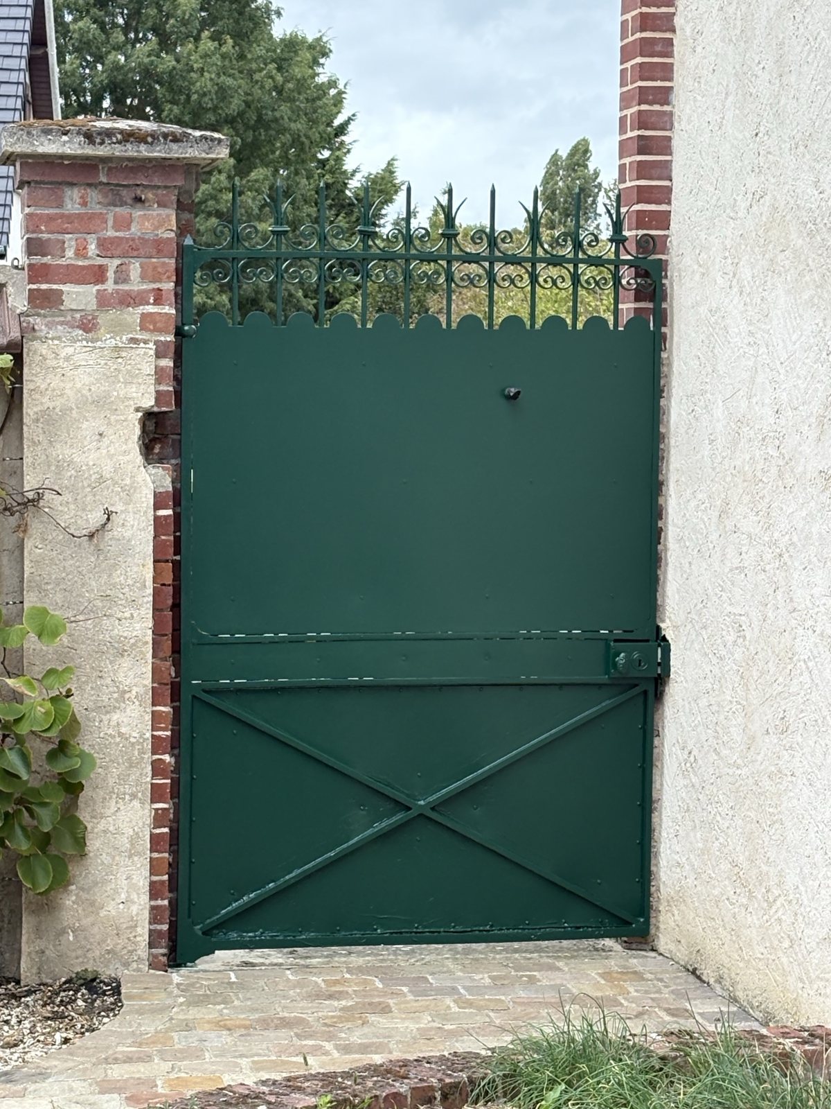 Portillon : de la peinture écaillée au vert foncé — après