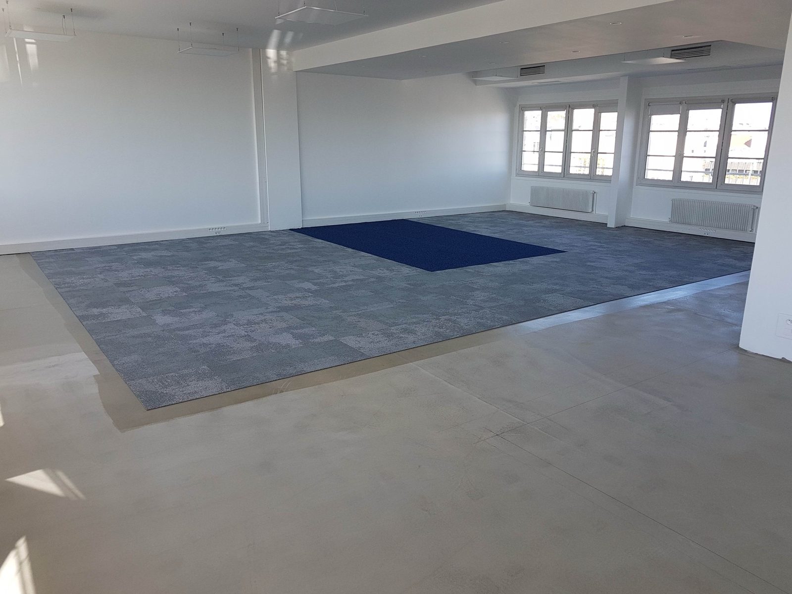 Moquette en dalles, grand plateau